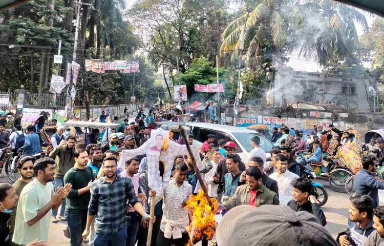 এ সময় ঢাকা কলেজ ছাত্রদলের সাবেক সহ-সভাপতি তাজবি উল, সহ-সভাপতি আবির ও যুগ্ম-সাধারণ সম্পাদক মো. মেহেদী হাসানসহ অর্ধশতাধিক নেতাকর্মী উপস্থিত ছিলেন।