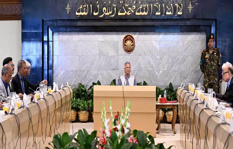 প্রধান উপদেষ্টা প্রফেসর মুহাম্মদ ইউনূস ঢাকায় তেজগাঁওয়ে তার কার্যালয়ে উপদেষ্টা পরিষদের সভায় সভাপতিত্ব করেন। ছবি: পিআইডি