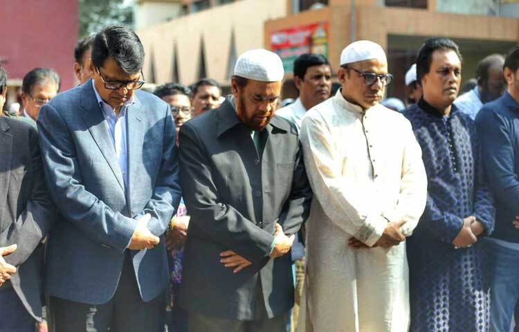 আজ এফডিসিতে আনা হয়েছে অভিনেতার মরদেহ। এখানে তার জানাজা অনুষ্ঠিত হয়েছে।