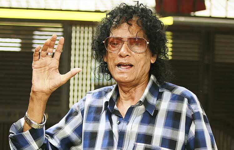 টেলি সামাদ ১৯৭৩ সালে ‘কার বউ’ চলচ্চিত্রের মাধ্যমে অভিনয় জগতে পা রাখেন।