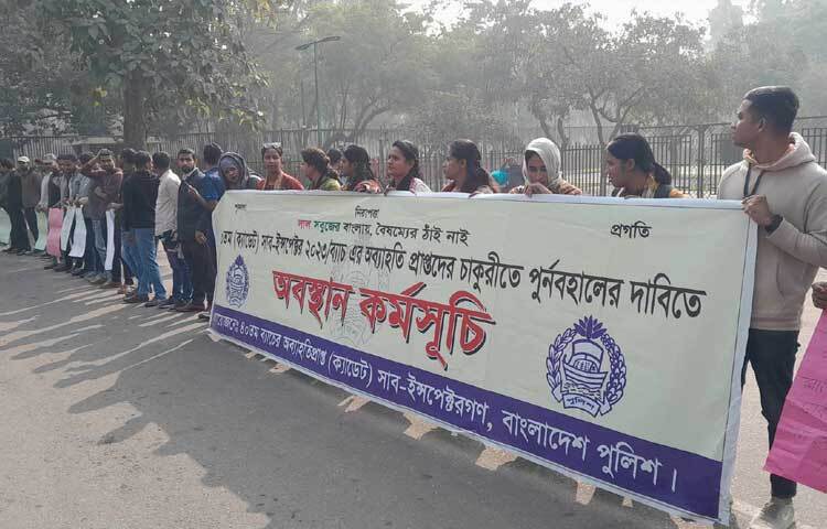 তারা দাবি পূরণে কোনো আশ্বাস না পেলে বিকেল ৫টা পর্যন্ত এ কর্মসূচি পালন করবেন বলে জানিয়েছেন।