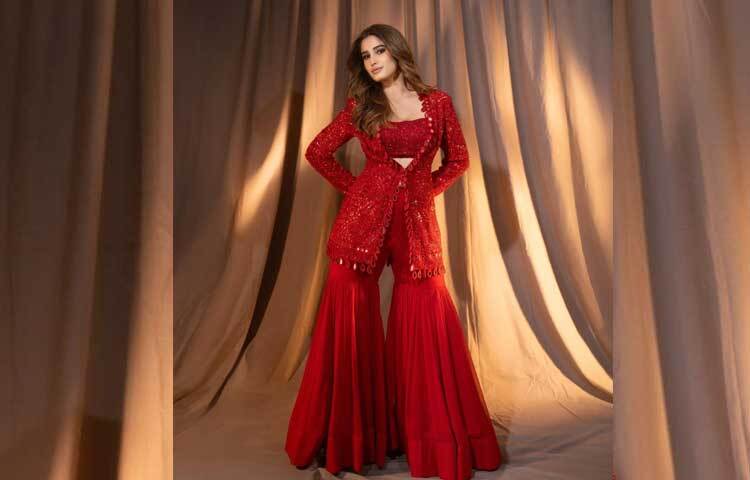 সামাজিক যোগাযোগমাধ্যম আর বিভিন্ন অনুষ্ঠানে রকমারি সাজপোশাকে দেখা যায় এই জেন-জি সুন্দরীকে।