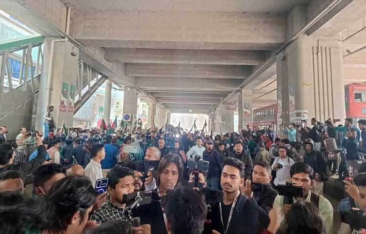 রাজধানীর মতিঝিলের জাতীয় শিক্ষাক্রম ও পাঠ্যপুস্তক বোর্ডের (এনসিটিবি) সামনে শিক্ষার্থীদের দুই পক্ষের মধ্যে সংঘর্ষের ঘটনা ঘটেছে। এতে দুই পক্ষের অন্তত ২৭ জন আহত হয়েছেন বলে দাবি করা হচ্ছে। ছবি: হাসান আদিব