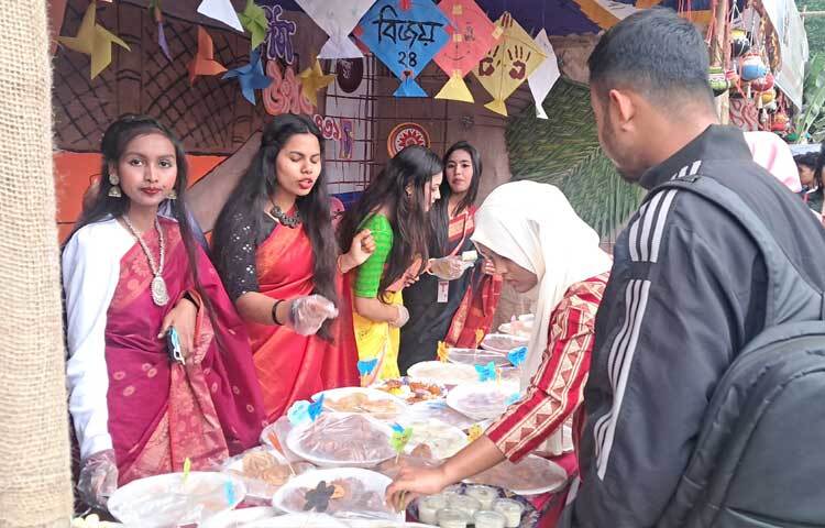 দারুণ এ আয়োজন দেখতে ও পিঠার স্বাদ নিতে ক্যাম্পাসে এসেছেন বিভিন্ন শ্রেণি-পেশার মানুষ।