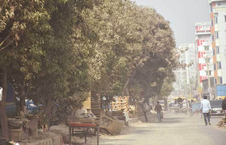 এয়ার কোয়ালিটি ইনডেক্স-এর লাইভ তালিকা থেকে দেখা যায়, ২৯৫ স্কোর নিয়ে খুবই অস্বাস্থ্যকর অবস্থায় রয়েছে ঢাকার বায়ু।