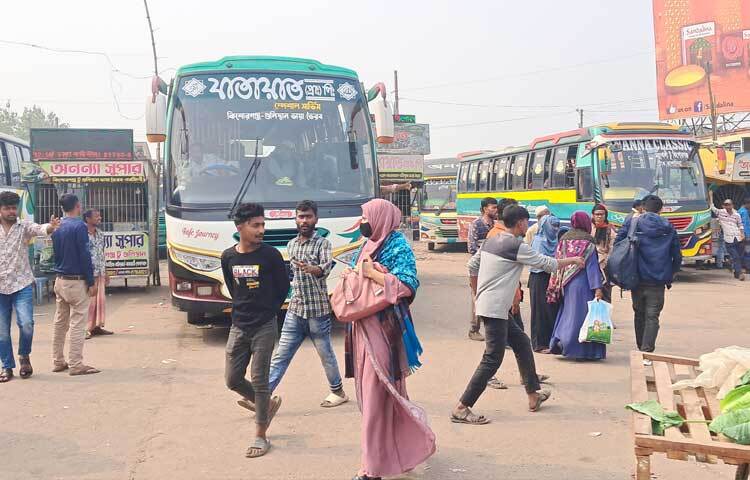 দুপুর ১২টার দিকে কিশোরগঞ্জ শহরের গাইটাল বাসস্ট্যান্ডে গিয়ে যাত্রীদের ভিড় দেখা গেছে।