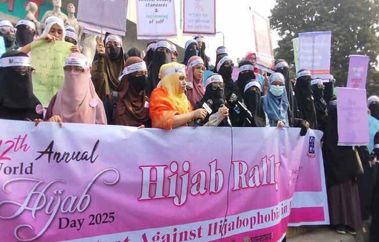 আজ দুপুর পৌনে ১২টার দিকে ঢাকা বিশ্ববিদ্যালয়ের ভিসি চত্বর থেকে র‍্যালিটি শুরু হয়।