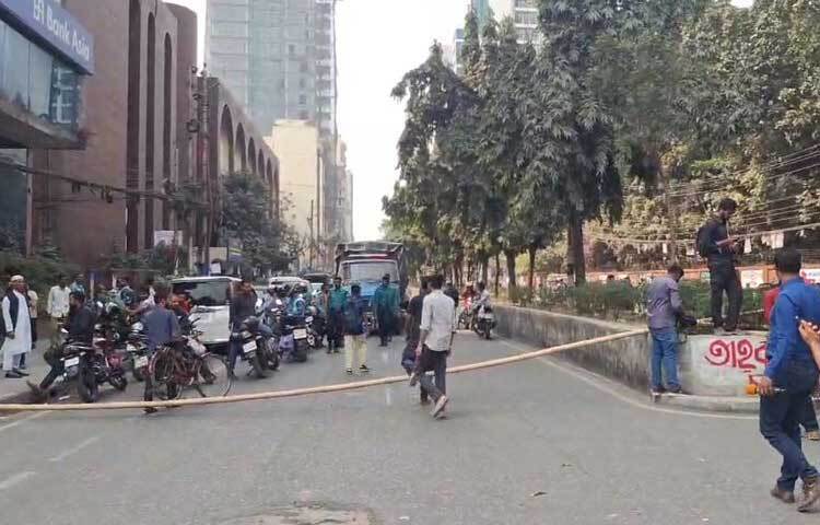 ৩০ জানুয়ারি রাতে শিক্ষার্থীরা ‘বারাসাত ব্যারিকেড টু নর্থ সিটি’কর্মসূচি ঘোষণা করেন। ১ ফেব্রুয়ারি বিকেল ৪টার পর থেকে তাদের এ কর্মসূচি শুরু হয়েছে। ইজতেমার মুসল্লিদের স্বার্থে রোববার কর্মসূচি কিছুটা শিথিল করলেও রাতে মহাসড়ক অবরোধ করেন তারা।