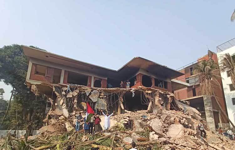 আজ সকালে বিপুল সংখ্যক মানুষের উপস্থিতিতে বাড়ি ভাঙা হচ্ছে।