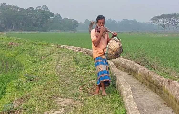 স্থানীয়রা জানান, কিছু মানুষ লাভবান হওয়ার জন্য নদীতে বাঁধ দিয়ে মাছ শিকার করছে। এতে ক্ষতিগ্রস্ত হচ্ছে কৃষকসহ স্থানীয় মানুষ। নদীতে পানি একেবারে কম, তার উপর বাঁধ দেয়ায় আমরা পানি সংকটে ভুগছি।