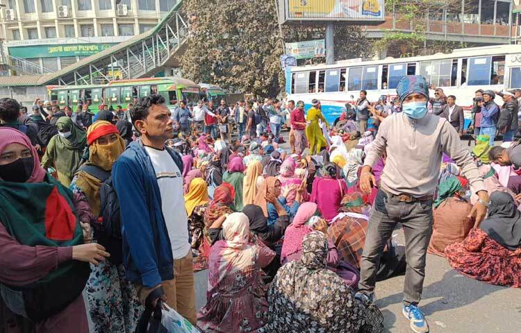 তাদের দাবি, প্রাথমিকের তৃতীয় ধাপে সুপারিশপ্রাপ্ত ৬ হাজার ৫৩১ জনের অনতিবিলম্বে যোগদান নিশ্চিত করা।