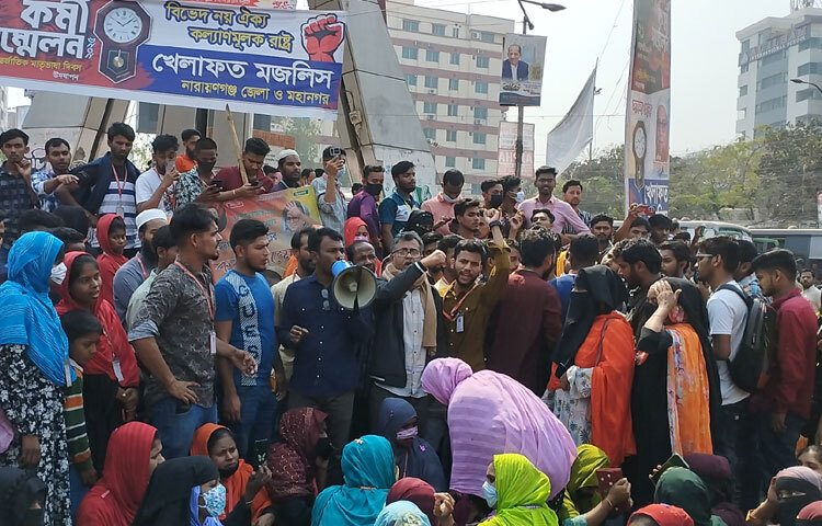 নারায়ণগঞ্জ জেলা গার্মেন্টস ও সুয়েটার শ্রমিক ট্রেড ইউনিয়ন কেন্দ্রের সভাপতি এম এ শাহীন বলেন, ইউরোটেক্স নিটওয়্যার লিমিটেডের শ্রমিকরা তাদের কর্তৃপক্ষের সঙ্গে কোনো বিষয় নিয়ে কথা বলতে পারেন না। কথা বলতে গেলেই চাকরিচ্যুত করা হয়। প্রায় দুই শতাধিক শ্রমিকের গত মাসের বেতন এখনও দেয়নি।