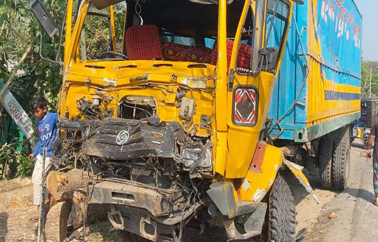 চট্টগ্রামের মিরসরাইয়ে চারটি যানবাহনের সংঘর্ষে দুইজন নিহত হয়েছেন। এতে প্রায় ২০ জন আহত হয়েছেন। আহতের মধ্যে ১০ জনকে চট্টগ্রাম মেডিকেল কলেজ (চমেক) হাসপাতালে ভর্তি করা হয়েছে। ছবি: এম মাঈন উদ্দিন