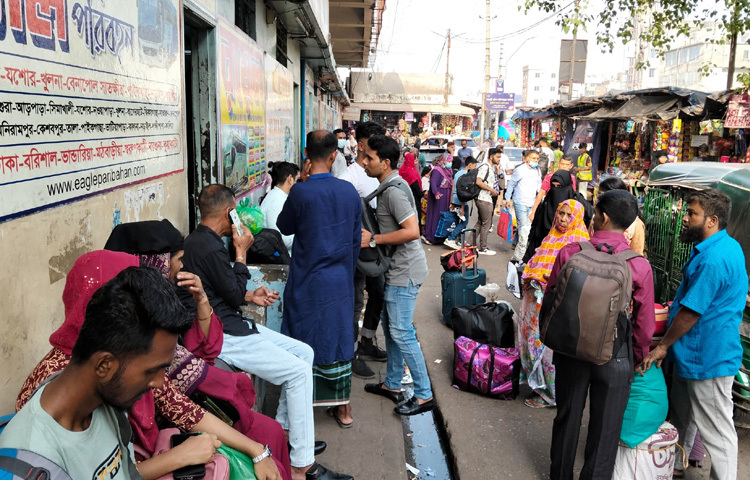 যাত্রীদের নিরাপত্তা নিশ্চিত করতে সতর্ক আছেন আইনশৃঙ্খলা বাহিনীর সদস্যরা।