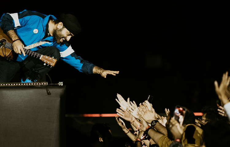 সুখ-দুঃখ, ভালোবাসা-নিরাশায় যার গান মানুষের হৃদয়ে জায়গা করে নিয়েছে তিনিই অরিজিৎ সিং।