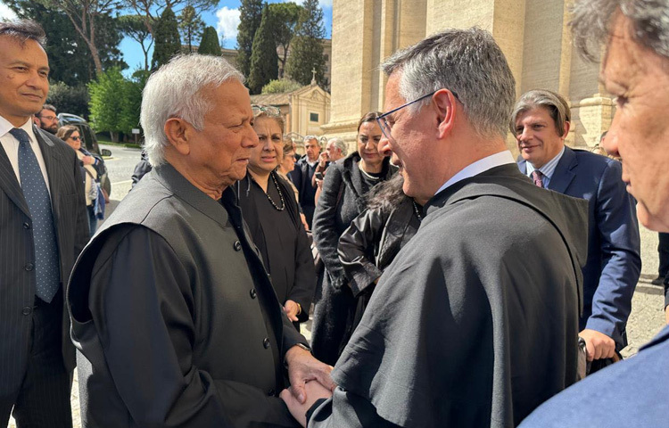 এর আগে শুক্রবার স্থানীয় সময় সকাল ৯টা ২৫ মিনিট কাতার থেকে ইতালির উদ্দেশ্যে রওনা হন প্রধান উপদেষ্টা অধ্যাপক মুহাম্মদ ইউনূস। স্থানীয় সময় অনুযায়ী দুপুর সোয়া ২টায় (বাংলাদেশ সময় সন্ধ্যা সোয়া ৬টায়) রোমে পৌঁছান তিনি।