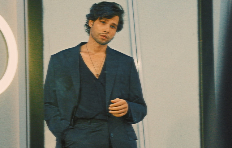 আজ তার জন্মদিন। ১৯৯৩ সালের এই দিনে উত্তরপ্রদেশের বালিয়ায় জন্ম তার। সিদ্ধান্ত মাত্র ৫ বছর বয়সে মুম্বাইয়ে চলে আসেন এবং মিঠিবাই কলেজে পড়াশোনা করেন। প্রথমে চার্টার্ড অ্যাকাউন্ট্যান্ট হওয়ার লক্ষ্য থাকলেও, কলেজে পড়ার সময় থিয়েটারে অংশ নেওয়ার পর তার অভিনয়ের প্রতি আগ্রহ জন্মায়।