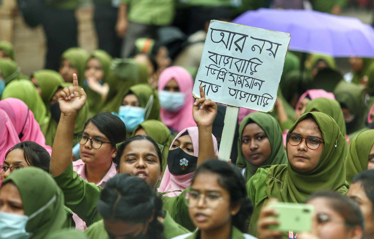 বিক্ষোভের সময় নানা ধরনের স্লোগান দেন তারা।