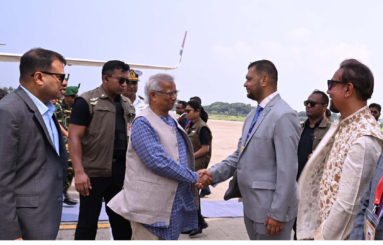 প্রধান উপদেষ্টা প্রফেসর মুহাম্মদ ইউনূস চট্টগ্রাম সফরের উদ্দেশ্যে শাহ আমানত বিমানবন্দরে পৌঁছালে সরকারি কর্মকর্তারা তাকে স্বাগত জানান। ছবি: পিআইডি
