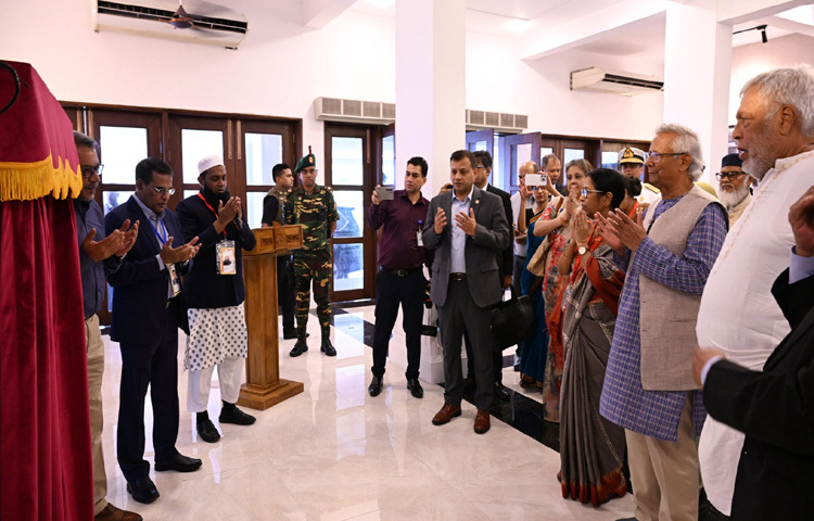 চট্টগ্রাম সার্কিট হাউজে কালুরঘাটে কর্ণফুলী নদীর উপর রেল ও সড়ক সেতু নির্মাণের ভিত্তিপ্রস্তর স্থাপন শেষে মোনাজাতে অংশ নেন প্রধান উপদেষ্টা প্রফেসর মুহাম্মদ ইউনূস। ছবি: পিআইডি