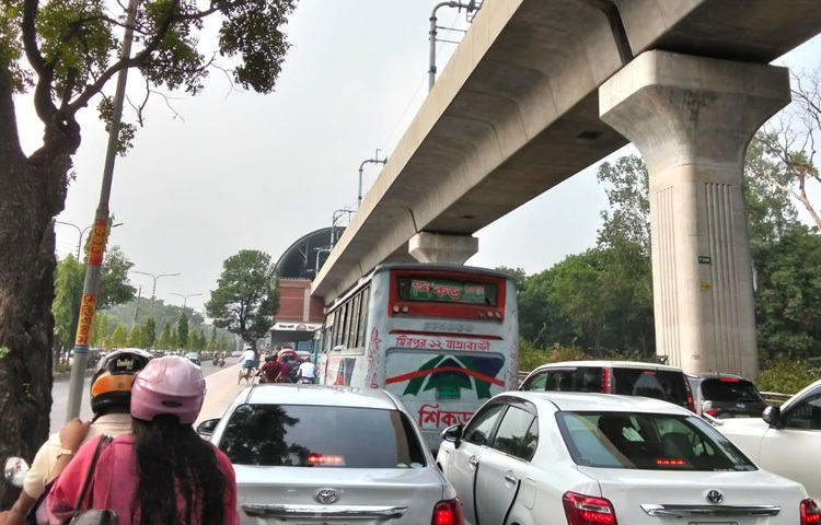 বিশেষ করে কাকরাইল, শান্তিনগর, মৎস্যভবন, পল্টন, ফকিরাপুল এবং আশপাশের এলাকায় যান চলাচল কার্যত স্থবির হয়ে পড়ে।