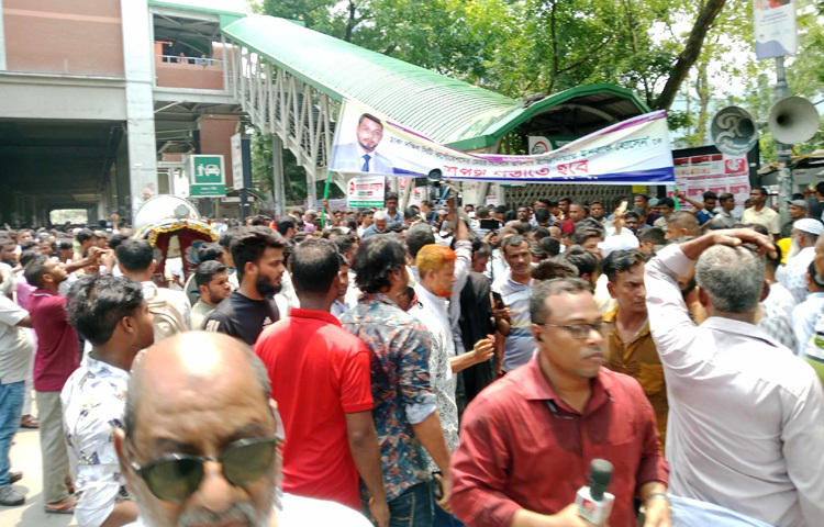 ১৭ মে বেলা সাড়ে ১১টায় জাতীয় প্রেস ক্লাবের সামনে থেকে যাত্রা শুরু করেন তারা।