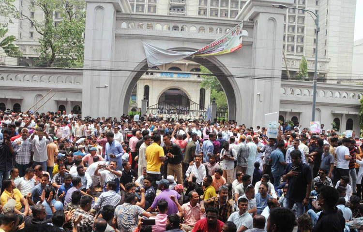 বাইরে অবস্থান নিয়ে ইশরাক হোসেনের শপথ গ্রহণে বিলম্বের প্রতিবাদ জানাচ্ছেন তারা।