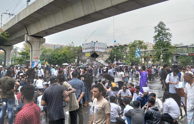 আন্দোলনকারীদের দাবি, ঢাকা বিশ্ববিদ্যালয়ের শিক্ষার্থী ও সংগঠনের নেতা শাহরিয়ার আলম সাম্যকে পরিকল্পিতভাবে হত্যা করা হয়েছে। তারা এর সুষ্ঠু বিচার চান।