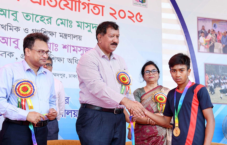 ঢাকার মোহাম্মদপুরে সরকারি শারীরিক শিক্ষা কলেজে প্রাথমিক শিক্ষা পদক প্রতিযোগিতার বিজয়ীদেরকে পুরস্কার প্রদান করেন প্রাথমিক ও গণশিক্ষা মন্ত্রণালয়ের সচিব আবু তাহের মো. মাসুদ রানা। ছবি: পিআইডি