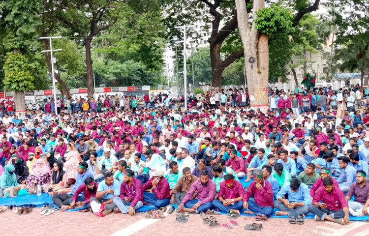 অভিন্ন চাকরি বিধি বাস্তবায়ন, হয়রানি বন্ধ, মামলা প্রত্যাহারসহ ৭ দফা দাবিতে সারাদেশের ৮০ টি পল্লী বিদ্যুৎ সমিতির কর্মকর্তা কর্মচারীরা অনির্দিষ্টকালের অবস্থান কর্মসূচি অব্যাহত রেখেছেন। ছবি: নাহিদ সাব্বির