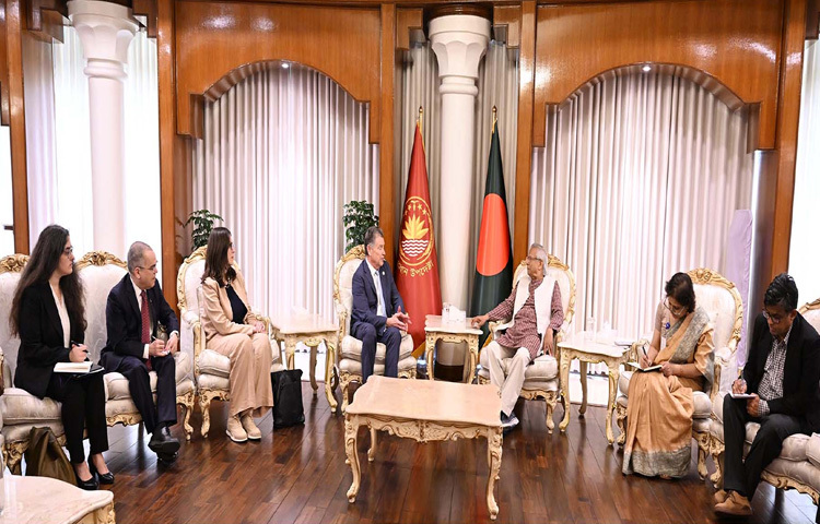 প্রধান উপদেষ্টা প্রফেসর মুহাম্মদ ইউনূসের সঙ্গে ঢাকায় রাষ্ট্রীয় অতিথি ভবন যমুনায় সাক্ষাৎ করেন ইউনাইটেড স্টেটস কমিশন অন ইন্টারন্যাশনাল রিলিজিয়াস ফ্রিডমের চেয়ারপারসন স্টিফেন স্ক্নেক। ছবি: পিআইডি