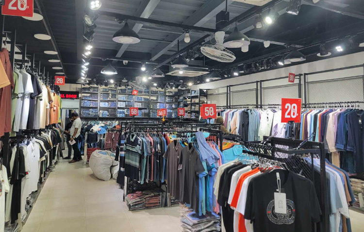 ক্রেতা নেই, বিক্রেতারা বসে সময় পার করছেন। অথচ পোশাক, জুতা, কসমেটিকস থেকে শুরু করে বিভিন্ন পণ্যে ২০-৫০ শতাংশ পর্যন্ত ছাড় চলছে।