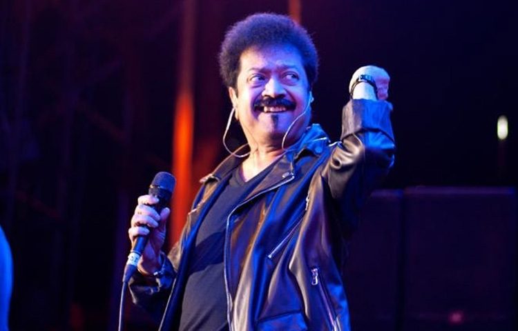 ১৯৬৩ সালের এই দিনে চট্টগ্রামের রাউজানে জন্ম নেওয়া কুমার বিশ্বজিৎ ছোটবেলা থেকেই ছিলেন সুরের নেশায় বুঁদ। বাবার কাছ থেকে গান শিখেছিলেন। কৈশোরেই হাতে তুলে নেন গিটার, আর তখন থেকেই শুরু সংগীত জীবনের পথচলা।