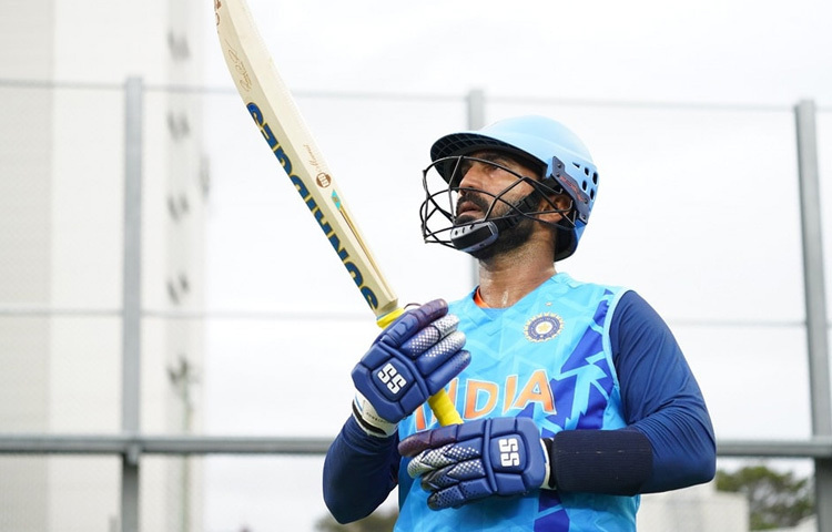 ১৯৮৫ সালের এই দিনে ভারতের তামিলনাড়ুর চেন্নাইয়ে তার জন্ম। ছোটবেলা থেকেই খেলার প্রতি ছিল প্রবল আগ্রহ। মাত্র ১০ বছর বয়সে বাবা তাকে নিয়ে যান ক্রিকেট একাডেমিতে। সেখান থেকেই গড়ে ওঠে ক্রিকেট ক্যারিয়ারের ভিত্তি।