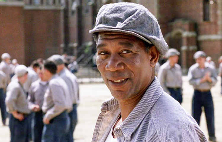 ১৯৩৭ সালের এই দিনে যুক্তরাষ্ট্রের টেনেসির মেমফিস শহরে তার জন্ম। অভিনেতার পুরো নাম মরগান পোর্টার ফিল্ড ফ্রিম্যান জুনিয়র। তার বাবা ছিলেন নাপিত, আর মা একজন স্কুল শিক্ষিকা। শৈশবে দারিদ্র্য ছিল তার নিত্যসঙ্গী। তবে প্রতিকূলতাই তাকে গড়ে তোলে এক অদম্য মানুষ হিসেবে।