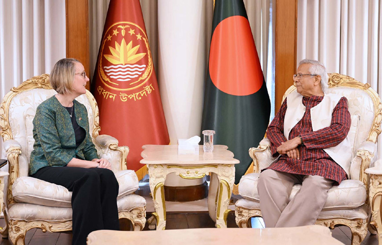 প্রধান উপদেষ্টা প্রফেসর মুহাম্মদ ইউনূসের সঙ্গে রাষ্ট্রীয় অতিথি ভবন যমুনায় সাক্ষাৎ করেন বাংলাদেশে যুক্তরাজ্যের হাইকমিশনার সারা কুক। ছবি: পিআইডি