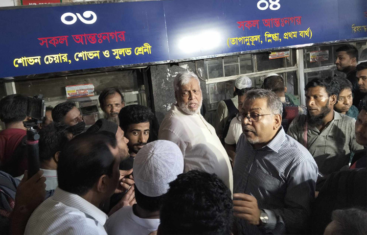 ৫ জুন রাজধানীর কমলাপুর রেলস্টেশন পরিদর্শনে যান তিনি। হঠাৎ তার উপস্থিতিতে কিছুটা চমকে উঠলেও সাধারণ যাত্রীরা যেন কিছুটা আশার আলো দেখতে পান। ট্রেনের সময়সূচি, টিকিট ব্যবস্থা, স্বাস্থ্যবিধি, নিরাপত্তা ও যাত্রীসেবার বিভিন্ন বিষয় ঘুরে দেখেন উপদেষ্টা।