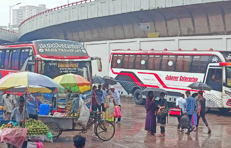 সায়েদাবাদ, গাবতলী, শ্যামলী, কল্যাণপুরসহ বিভিন্ন বাস টার্মিনাল এলাকায় সকাল থেকেই থেমে থেমে বৃষ্টি আর দীর্ঘ যানজট মিলে যাত্রীদের চরম ভোগান্তিতে ফেলে দিয়েছে।