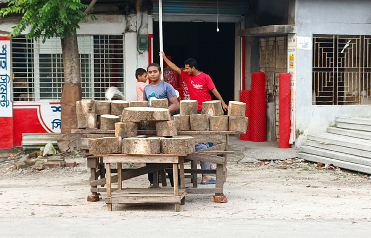 কোরবানির ঈদ যতই ঘনিয়ে আসছে, ততই জমে উঠছে দিনাজপুরের খাইট্টা বাজার। গরু কেটে মাংস ভাগের জন্য অপরিহার্য এই কাঠের টুকরাগুলো এখন পাড়ায় পাড়ায় বিক্রি হচ্ছে। চাকু-ছুরি যতটা জরুরি, খাইট্টাও হয়ে উঠেছে ততটাই অপরিহার্য। কেজি দরে বিক্রি হওয়া এই খাইট্টা এবার বিক্রি হচ্ছে ৩৫ থেকে ৪০ টাকা কেজি দামে।