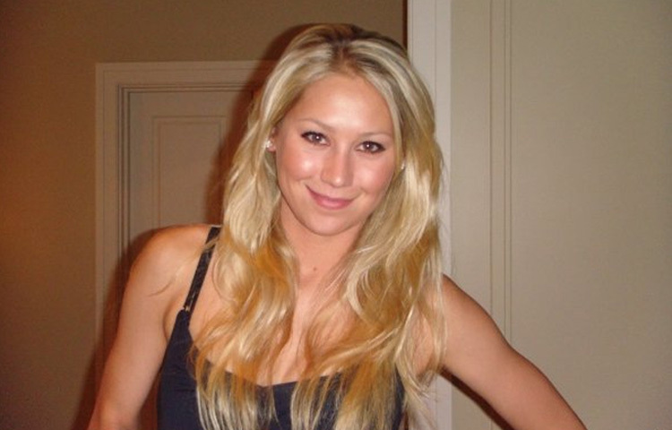 ১৯৮১ সালের এই দিনে জন্ম নেওয়া আন্নার বেড়ে ওঠা হয় এক খেলোয়াড় পরিবারে। তার মা এলেনা ছিলেন পেশাদার র‍্যানার, আর বাবা ছিলেন ক্রীড়াবিদ ও পেশায় অধ্যাপক।