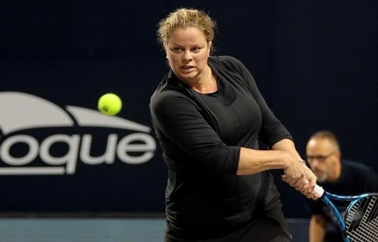 খেলাধুলার প্রতি ভালোবাসা যেন জন্মসূত্রে পাওয়া কিম ক্লাইস্টার্সের। তার বাবা লিও ক্লাইস্টার্স ছিলেন পেশাদার ফুটবলার এবং মা এলসে ক্লাইস্টার্স ছিলেন জিমন্যাস্ট। ফলে ছোটবেলা থেকেই কিমের বেড়ে ওঠা হয়েছিল খেলার মাঠ আর অনুশীলনের ঘ্রাণে। মাত্র ৫ বছর বয়সে হাতে র‌্যাকেট ধরা এই কন্যা দ্রুতই বেলজিয়ান টেনিসের প্রতিভা হিসেবে চিহ্নিত হন।