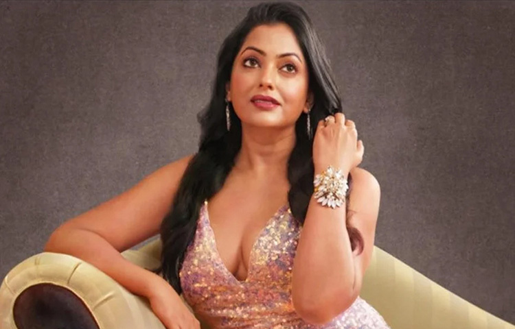 দেশ থেকে উচ্চমাধ্যমিক পাস করার পর ১৯৯৯ সালে রাশিয়ায় চলে যান নিপুণ আক্তার। দেশটির রাজধানী মস্কোতে তিনি ২০০৪ সাল পর্যন্ত পড়ালেখা করেন। এরপর পাড়ি জমান যুক্তরাষ্ট্রে। সেখানে পড়াশোনা শেষ করে ২০০৬ সালে ফিরে আসেন দেশে। ওই বছরই নাম লেখান অভিনয়ে।