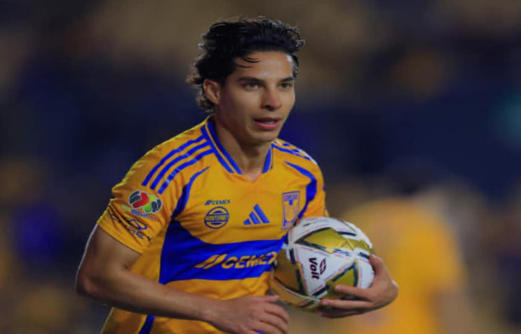 ২০০০ সালের এই দিনে মেক্সিকোর ভিলাহারমোসা শহরে জন্ম নেওয়া এই ফুটবলারের উচ্চতা ৫ ফুট ৬ ইঞ্চি, তবে প্রতিভার উচ্চতায় তিনি অনেক ওপরে।