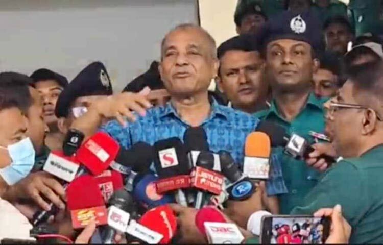 ঈদুল আজহায় দেশে আইনশৃঙ্খলা ও নিরাপত্তা পরিস্থিতি সন্তোষজনক ছিল বলে মন্তব্য করেছেন স্বরাষ্ট্র উপদেষ্টা লেফটেন্যান্ট জেনারেল (অব.) মো. জাহাঙ্গীর আলম চৌধুরী। আজ সকালে ঢাকা মহানগর পুলিশের (ডিএমপি) যাত্রাবাড়ী থানা পরিদর্শন করে এ কথা বলেন তিনি। ছবি: সংগৃহীত