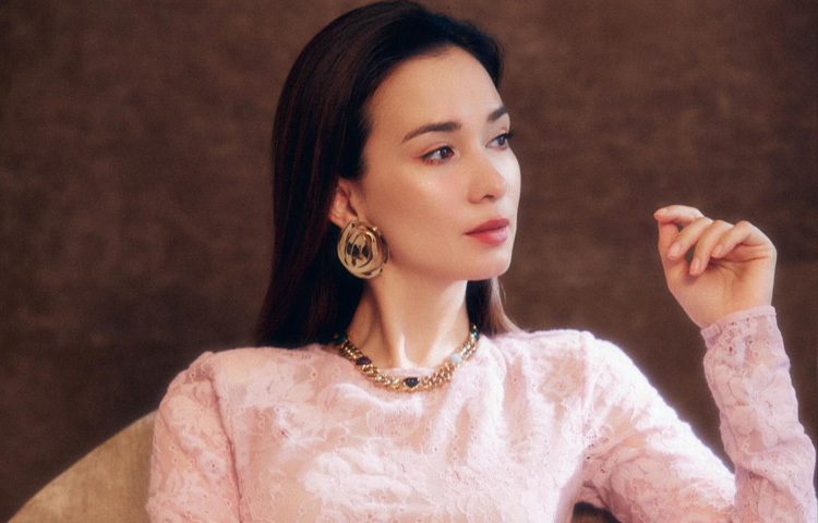 ১৯৮৫ সালের এই দিনে হংকং শহরে তার জন্ম। বাবা রয় হো একজন বিখ্যাত চীনা মার্শাল আর্ট অভিনেতা ও কোরিওগ্রাফার, আর মা একজন ফ্রেঞ্চ-পোলিশ বংশোদ্ভূত ইউরোপীয় নাগরিক। বাবার কাছ থেকে পেয়েছেন লড়াইয়ের কৌশল আর মার্শাল আর্টের চর্চা, মায়ের কাছ থেকে শৈল্পিক মন ও ভাষার আধিপত্য।