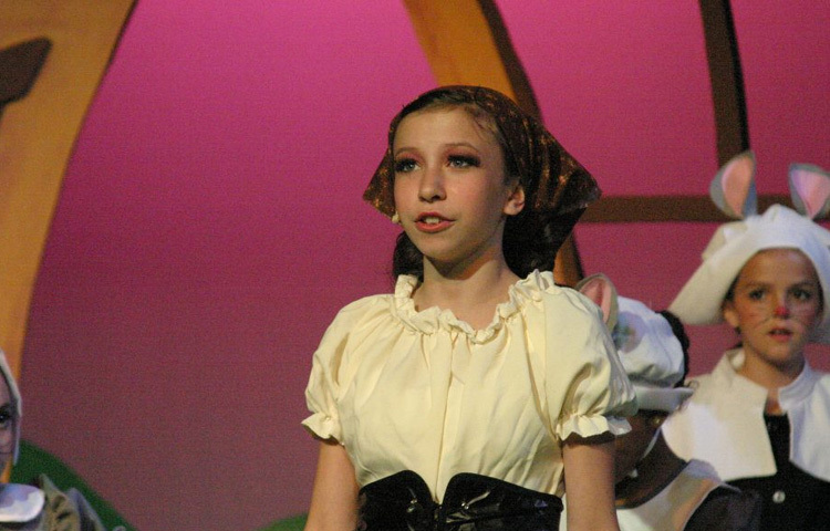 ছোটবেলা থেকেই নাটক, গান ও পারফরম্যান্সের প্রতি তার একটা স্বাভাবিক ঝোঁক ছিল। স্কুলের নাট্যদলে অভিনয়ের পাশাপাশি স্থানীয় থিয়েটারে অংশ নেওয়াই ছিল তার প্রথম প্রশিক্ষণভিত্তিক যাত্রা।