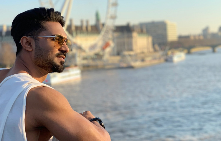 ১৯৮৫ সালের এই দিনে ভারতের কর্ণাটকের বেঙ্গালুরুর এক মধ্যবিত্ত মুসলিম পরিবারে জন্ম তার। ছোটবেলা থেকেই তিনি ছিলেন উচ্চাকাঙ্ক্ষী, তবে সেই উচ্চাকাঙ্ক্ষা মূলত একাডেমিক সাফল্যের মধ্যেই সীমাবদ্ধ ছিল। বেঙ্গালুরুর ইঞ্জিনিয়ারিং কলেজ থেকে মেকানিক্যাল ইঞ্জিনিয়ারিংয়ে স্নাতক ডিগ্রি অর্জন করেন সালমান। কিন্তু মনের গভীরে লুকিয়ে ছিল অন্য স্বপ্ন ‘নাচের স্বপ্ন’। আর সে স্বপ্নই তাকে নিয়ে আসে মুম্বাইয়ের মঞ্চে।