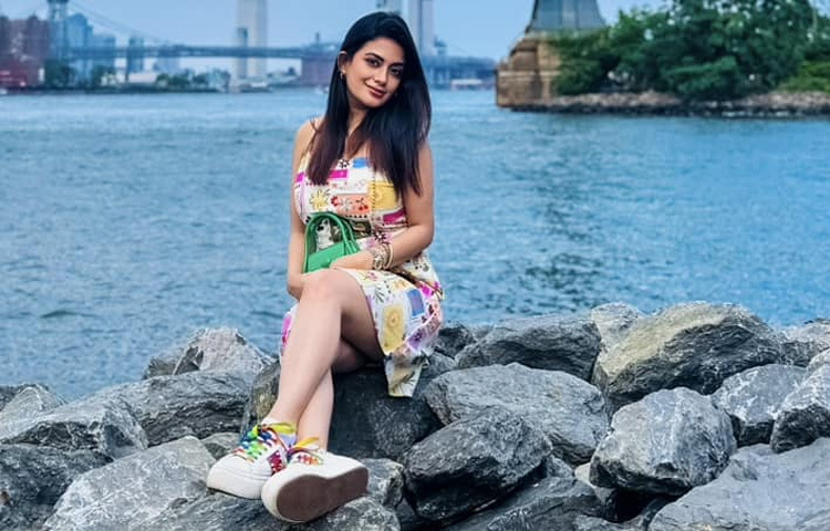 প্রিন্টের মিনি ড্রেস, খোলা চুল আর হালকা সাজে দারুণ লাগছে তাকে। সুন্দর এই ড্রেসের সঙ্গে অভিনেত্রী বেছে নিয়েছেন ম্যাচিং স্নিকার্স।