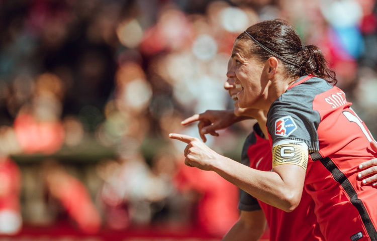 আজ এই কিংবদন্তী ফুটবলারের জন্মদিন। ১৯৮৩ সালের এই দিনে কানাডার ব্রিটিশ কলাম্বিয়ার বার্নাবি শহরে জন্ম তার। এই ফুটবলারের পুরো নাম ক্রিস্টিন মার্গারেট সিনক্লেয়ার।