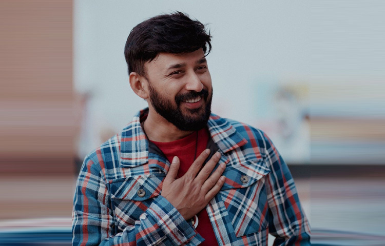 মনোজ কুমার রাজশাহী বিশ্ববিদ্যালয়ে থিয়েটার এবং পারফর্মিং আর্টস পড়াশোনা করেছেন। অভিনয় ছাড়াও তিনি জাতীয় কবি কাজী নজরুল ইসলাম বিশ্ববিদ্যালয়েরর ফিল্ম অ্যান্ড মিডিয়া স্টাডিজ বিভাগের শিক্ষক।